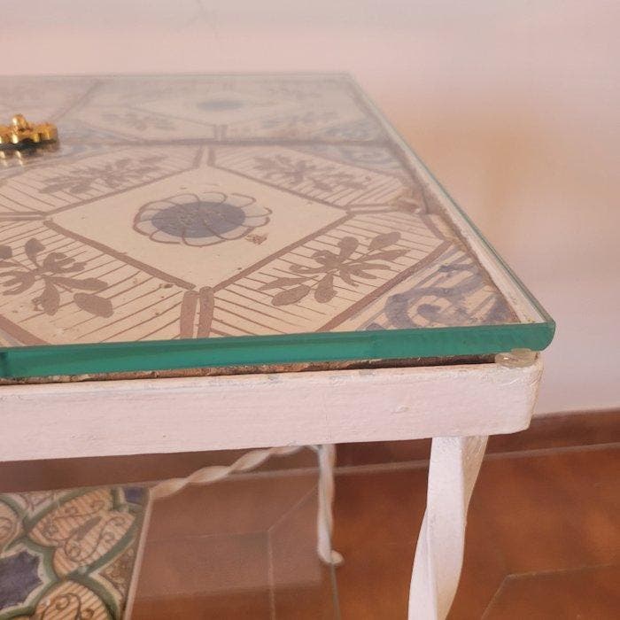 Table de jardin - Fer forgé - Dessus composé de carreaux en, Antiquités & Art, Curiosités & Brocante