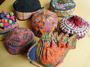 Zeven traditionele tribale MUTSJES of hoofddeksels -