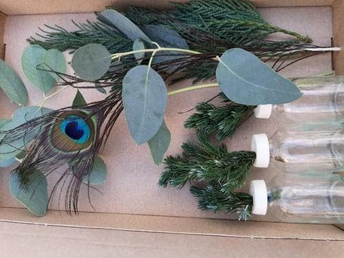 Glas 3 flesjes bloemen gemengd groen met eucalyptus en 1, Hobby en Vrije tijd, Knutselen, Nieuw