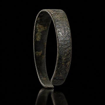 Middeleeuwen / Vikingertijd Versierde bronzen armband /, Verzamelen