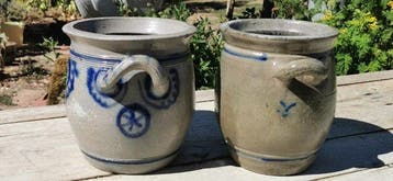 Paar grote potten van steengoed met zoutglazuur en