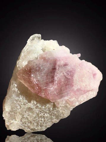 Rubellite op kwarts perfect afgewerkt. Mineralencollectie -