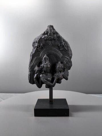 Inde Pla Zwarte steen, mogelijk basalt of dichte grijze
