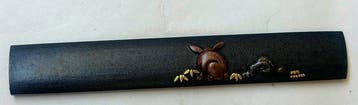 Signature.  (Mitsumasa Kikuoka) motif lapin dans l’herbe