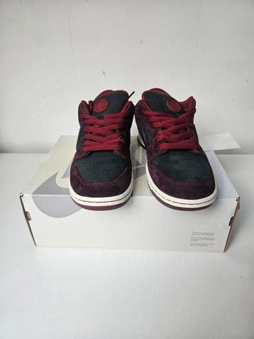 Nike SB - Dunk Low, Riot Skateshop - mahogany / beetroot -, Nieuw