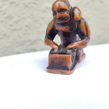 Netsuke en buis du XIXe siècle représentant un attrapeur de