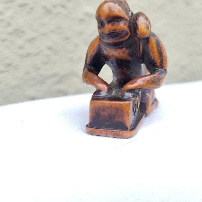 Netsuke en buis du XIXe siècle représentant un attrapeur de, Antiquités & Art, Antiquités | Autres Antiquités