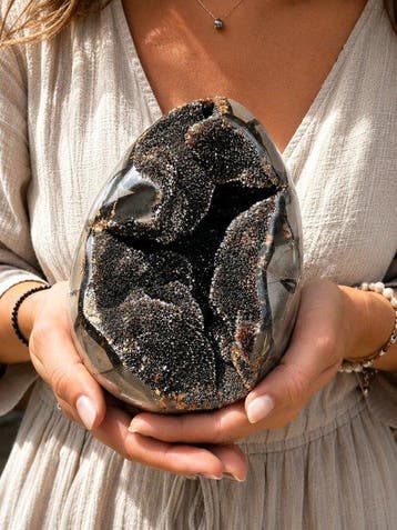Dragon Egg – Septaria géante avec druse de cristaux, Collections