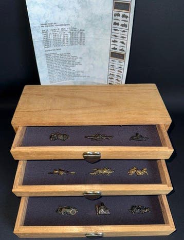 9 pairs of menuki in collection cabinet - Japan - Edo period
