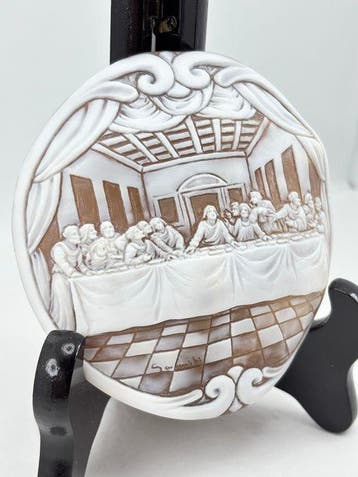 CASSIS MADAGASCARIENSIS - Cameo - Handgesneden camee, Antiek en Kunst