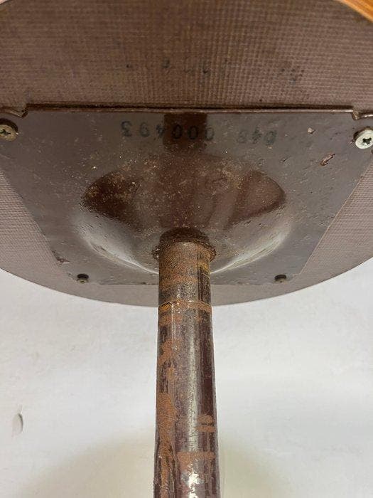 Kruk - Smeedijzer, Hout - oude werkplaatskruk, Antiek en Kunst, Antiek | Wandborden en Tegels