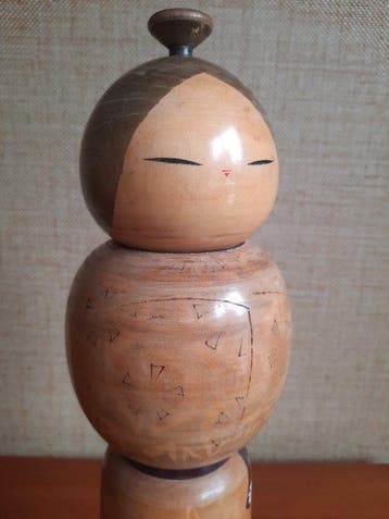 Élégante et impressionnante kokeshi vintage d’un grand
