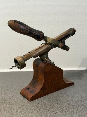 Bar corkscrew mounted on an oak base 1874 - Kurkentrekker -