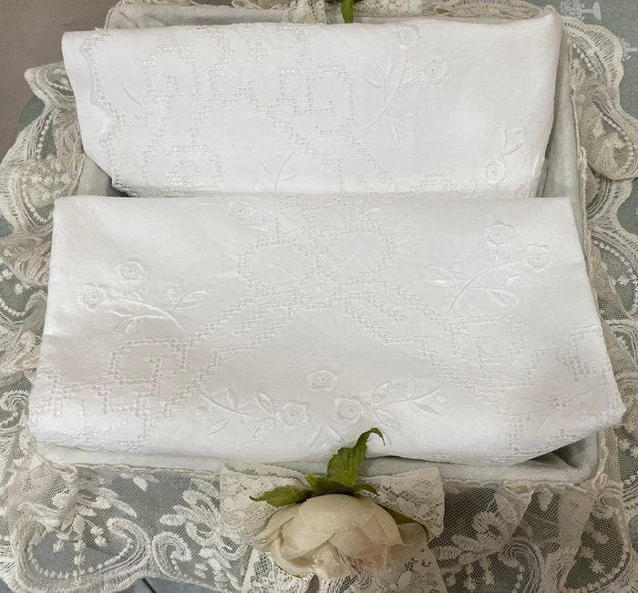 ricami fatti a mano - elegante gordijnen of handdoeken -, Antiek en Kunst, Antiek | Tapijten, Tafelkleden en Textiel