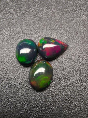 8.4cts Zwarte Opaal Cabochons- 1.68 g - (3)
