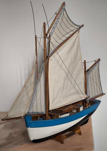 Modello in legno e tessuto di una imbarcazione francese a