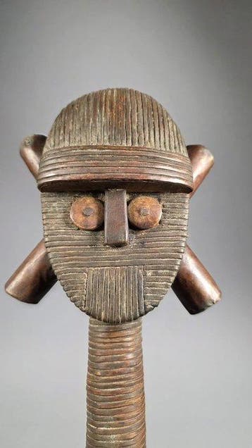 Reliek in hout en metaal - stad - Gabon