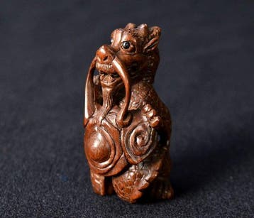 Prachtig antiek Japans houten netsuke - Draak die een gong, Antiek en Kunst