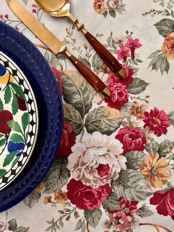 Tafelkleed met bloemenprint, ruime tafels. Klassieke décor.