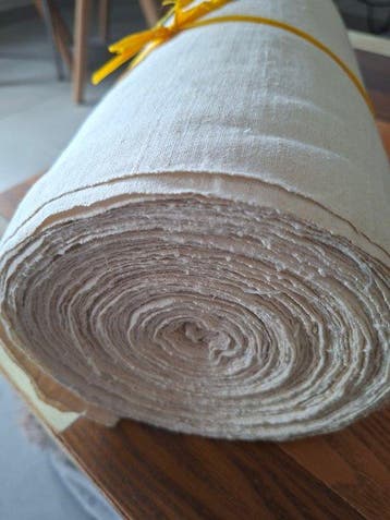 Un grand rouleau de lin ancien de grammage élevé. - Textile