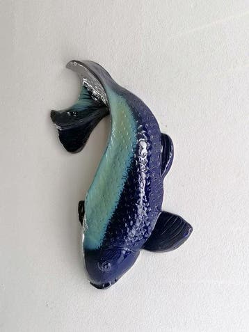 Vanessa Bonino - sculptuur, Blue Koi carp - 37 cm - Majolica