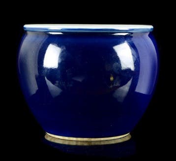 Een Chinese blauw-monochrome bloempot voor offers, Antiek en Kunst