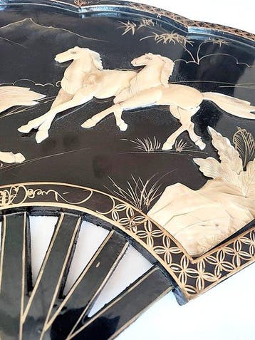 Éventail mural en bois laqué chinois, incrustations de