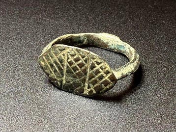 Viking periode Brons Aantrekkelijke ring met een gegraveerd