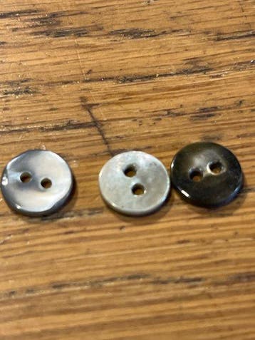 Themacollectie - parelmoeren knopen en zwarte knopen — meer