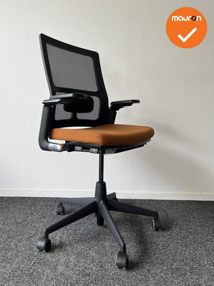 Ahrend 2020 bureaustoel - nieuwe lichtoranje stoffering - In, Zakelijke goederen, Kantoor en Winkelinrichting | Kantoormeubilair en Inrichting
