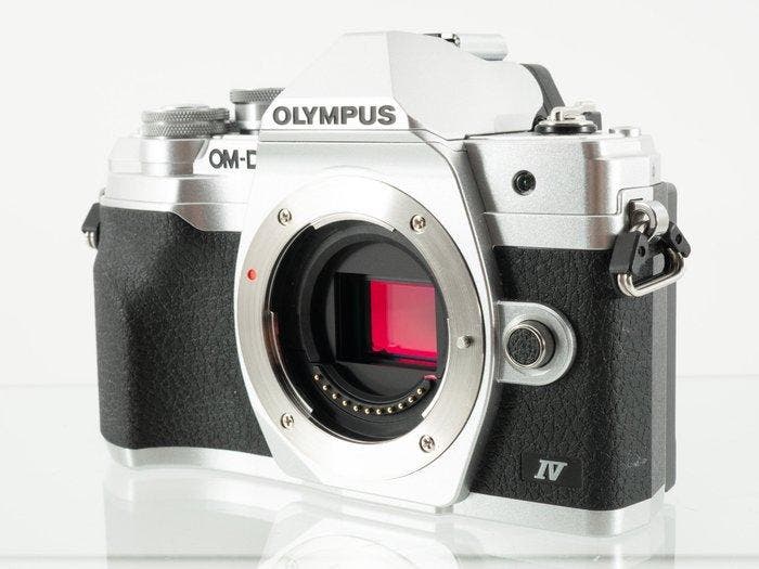 Olympus OM-D E-M10 Mark IV Silver body Shot 1495 Spiegelloze, Audio, Tv en Foto, Fotocamera's Digitaal
