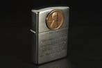 Zippo - Limited Edition MEETS 33 PENNY SICE 1933 -, Verzamelen, Nieuw