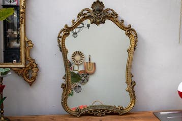 Spiegel- Voluutvormige motieven, bloemmotieven en