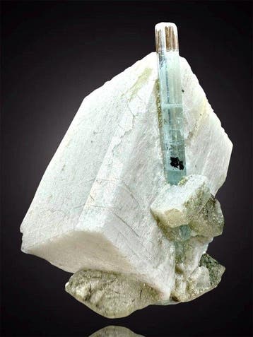Très belle aquamarine, esthétique sur un rhomboïde