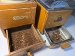 DeVe - Koffiemolen (2) - Hout, Metaal