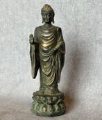 Dit is een prachtig staand bronzen Boeddha op lotus - Bronze