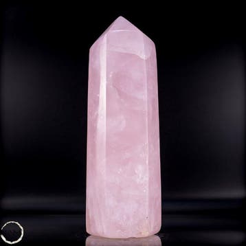 Prachtige rozenkwarts-obelisk – Symbool van liefde en
