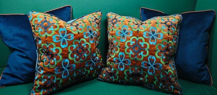 Kussenset: twee met de Antiche mattonelle stof van, Antiquités & Art, Art | Objets design