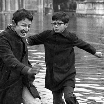 Camerapohoto Epoche/Vittorio Pavan - 04-Ragazzi acqua alta