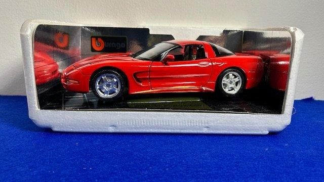 Burago 1:18 - Modelauto - Chevrolet Corvette (1997) - Gold, Hobby & Loisirs créatifs, Voitures miniatures | 1:5 à 1:12