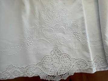 Pizzo burano Venezia - grappoli di uva su rametti di vite. -