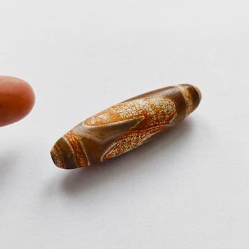 Oud Tibetaans / Nepalees Geëtst agat Ovale slangenhuidkraal, Antiek en Kunst