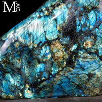 Monumentale labradoriet met intense elektrischblauwe
