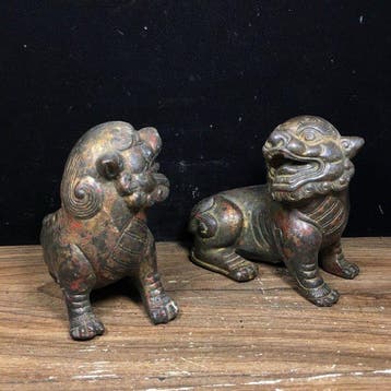 Une paire de lions en bronze. - Cuivre - Chine - XXe siècle