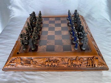 Schaakspel - Houten speelbord met reliëf en bronzen figuren