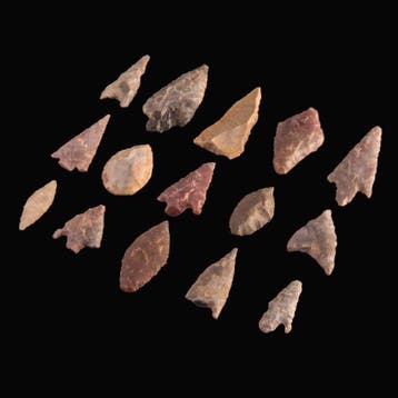 Néolithique Silex, Pierre, agate Collection de 15 pointes de