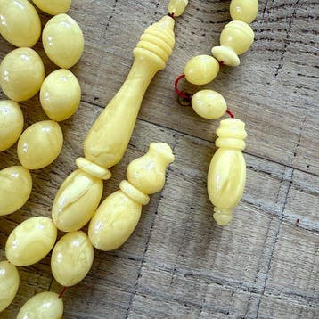 Amber rozenkrans met één edelsteen, zeldzaam lange imames