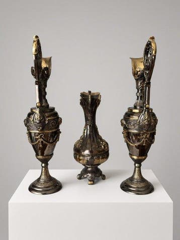 Aiguière (3) - Un bel ensemble de garniture en trois pièces, Antiek en Kunst