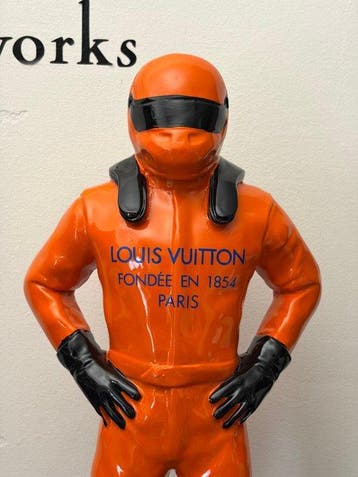 GF Exclusives - 55cm Louis Vuitton F1 Driver, Antiek en Kunst