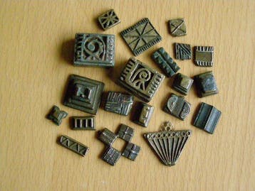 TWINTIG ANTIEKE GEOMETRISCHE GOUDGEWICHTEN 290 gram -